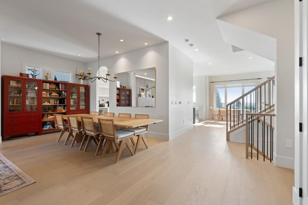 829 7th Street East - Photo 3 of 32