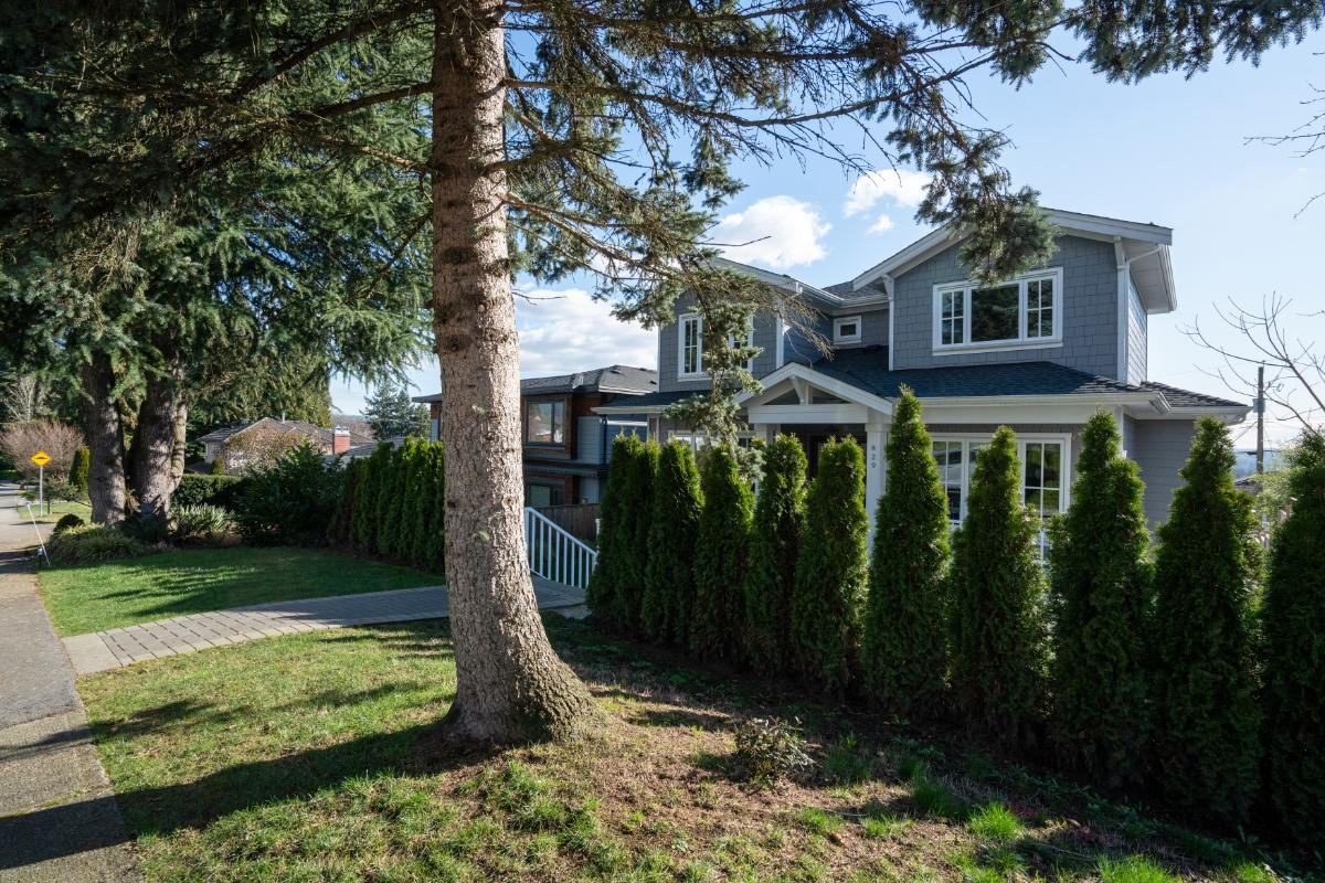 829 7th Street East - Photo 2 of 32