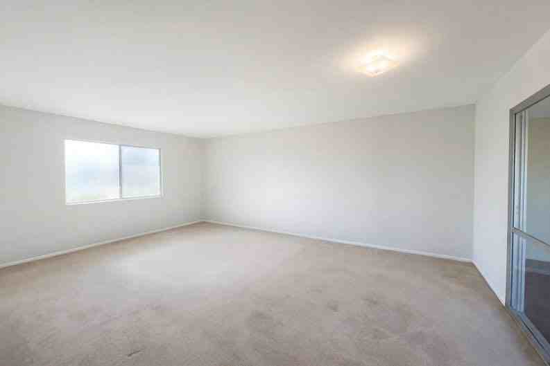 25810 Coombe Hill Dr - Photo 5 of 17