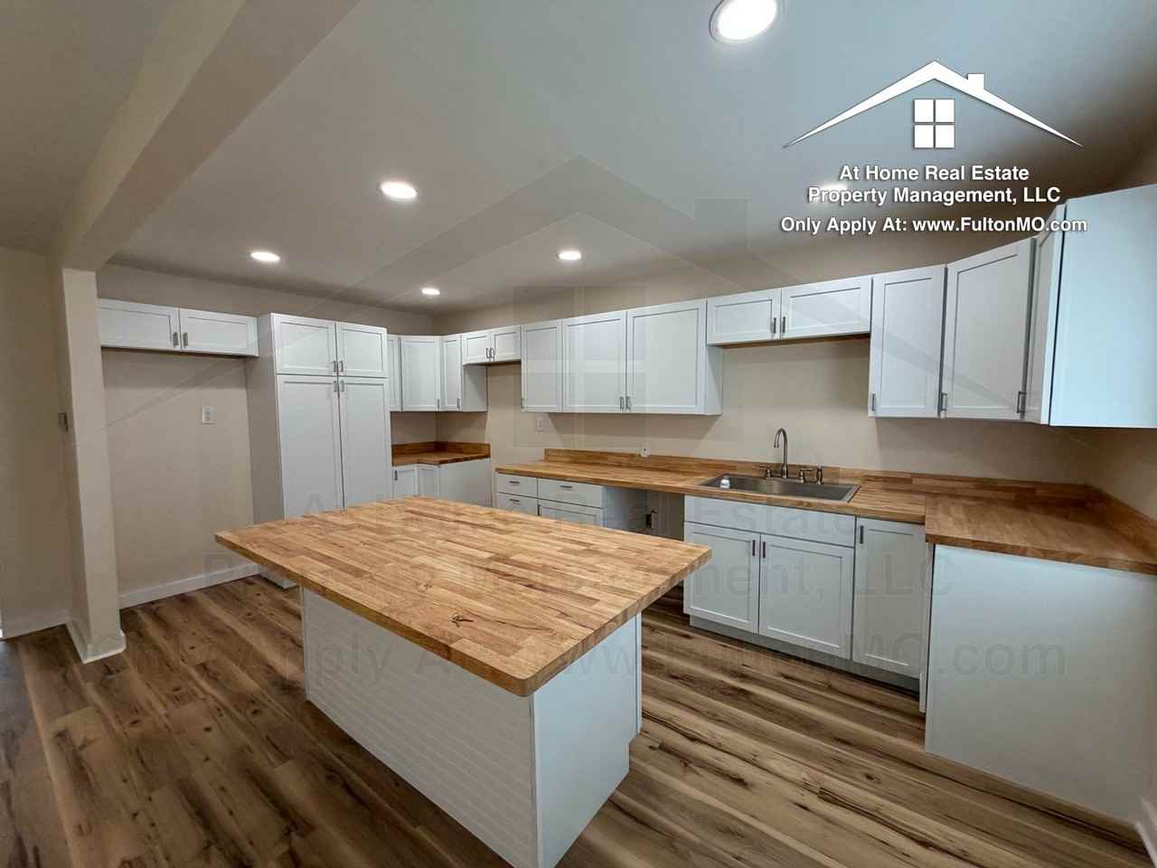 703 W 7th St - Photo 7 of 36