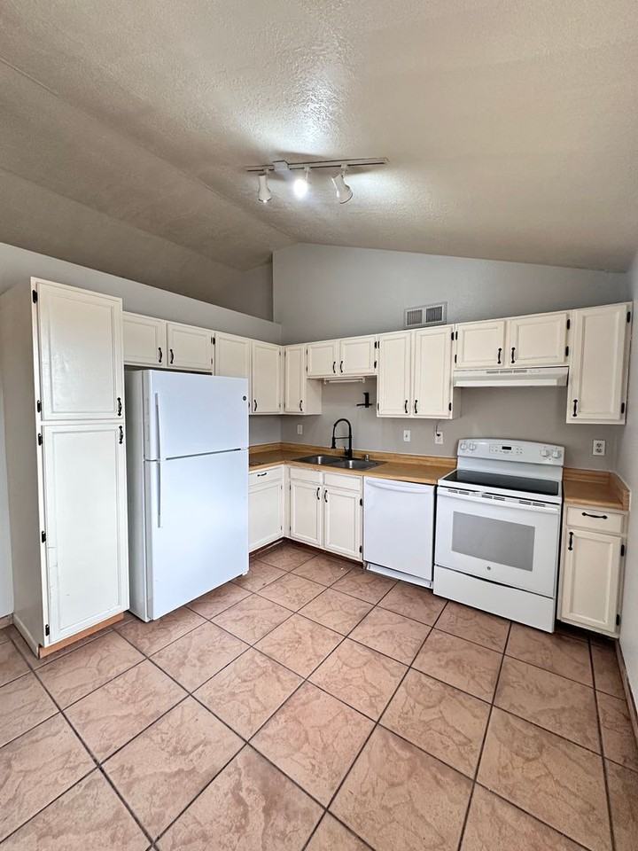 990 Baltic Ave Se - Photo 2 of 26