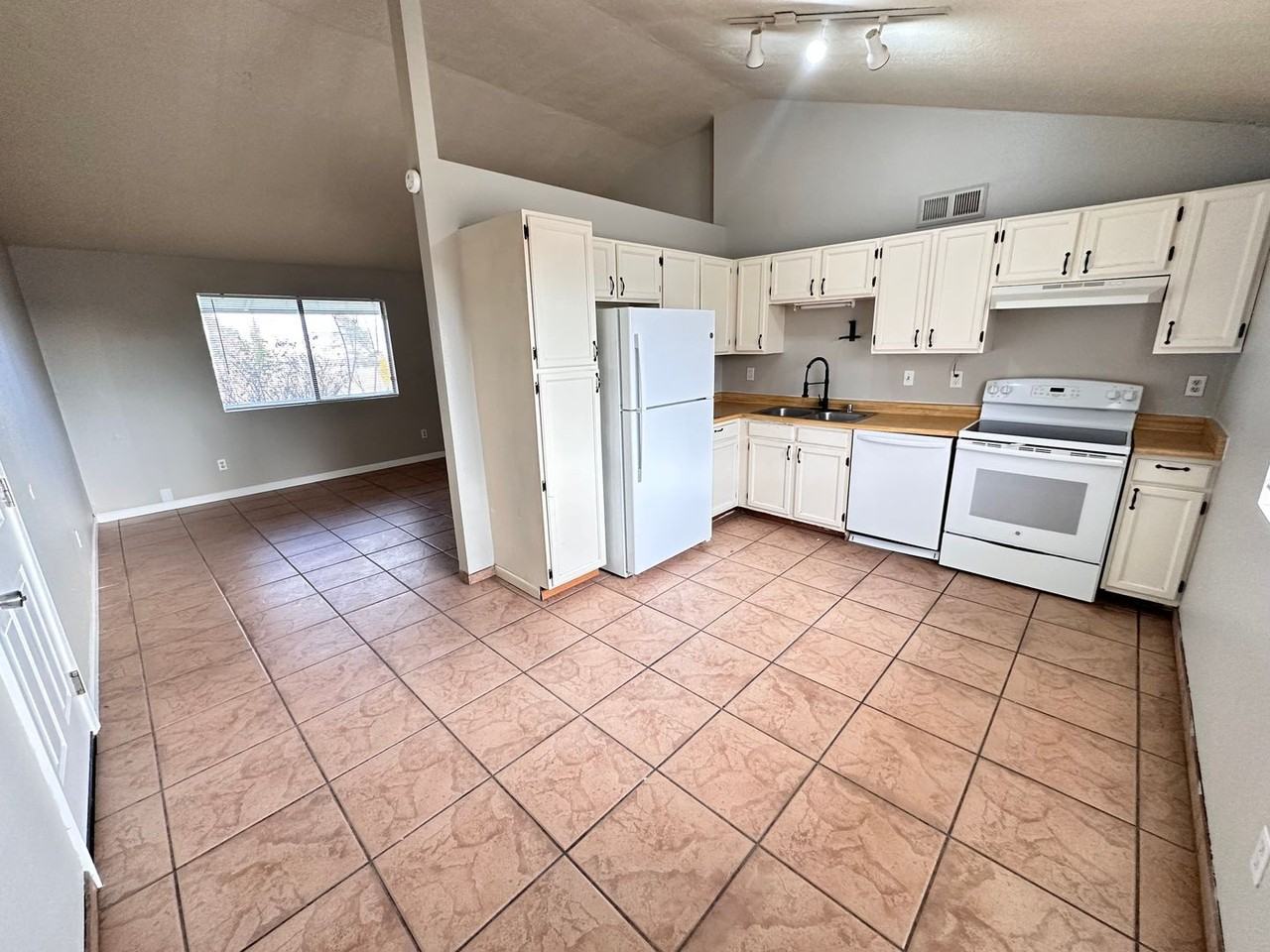 990 Baltic Ave Se - Photo 3 of 26