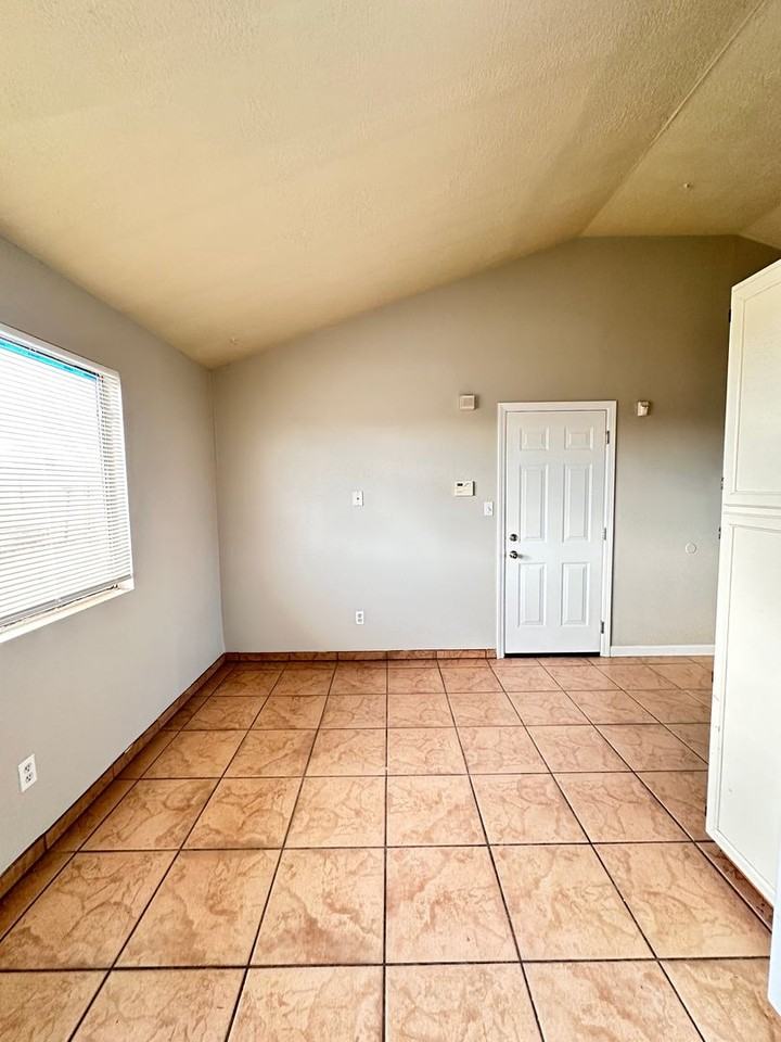 990 Baltic Ave Se - Photo 6 of 26