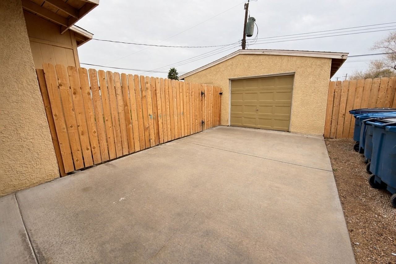 1040 Canosa Ave - Photo 6 of 11