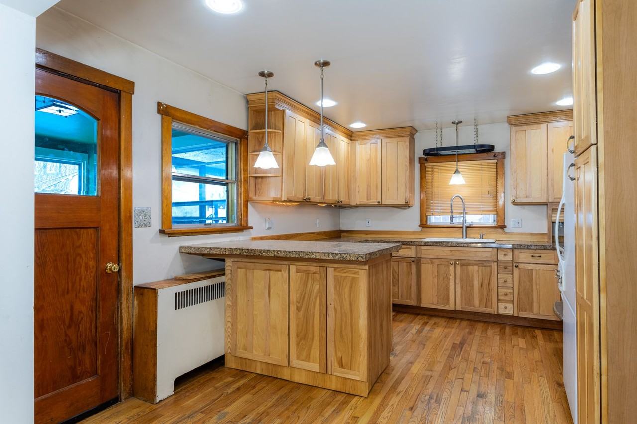 851 6th Ave - Photo 3 of 32