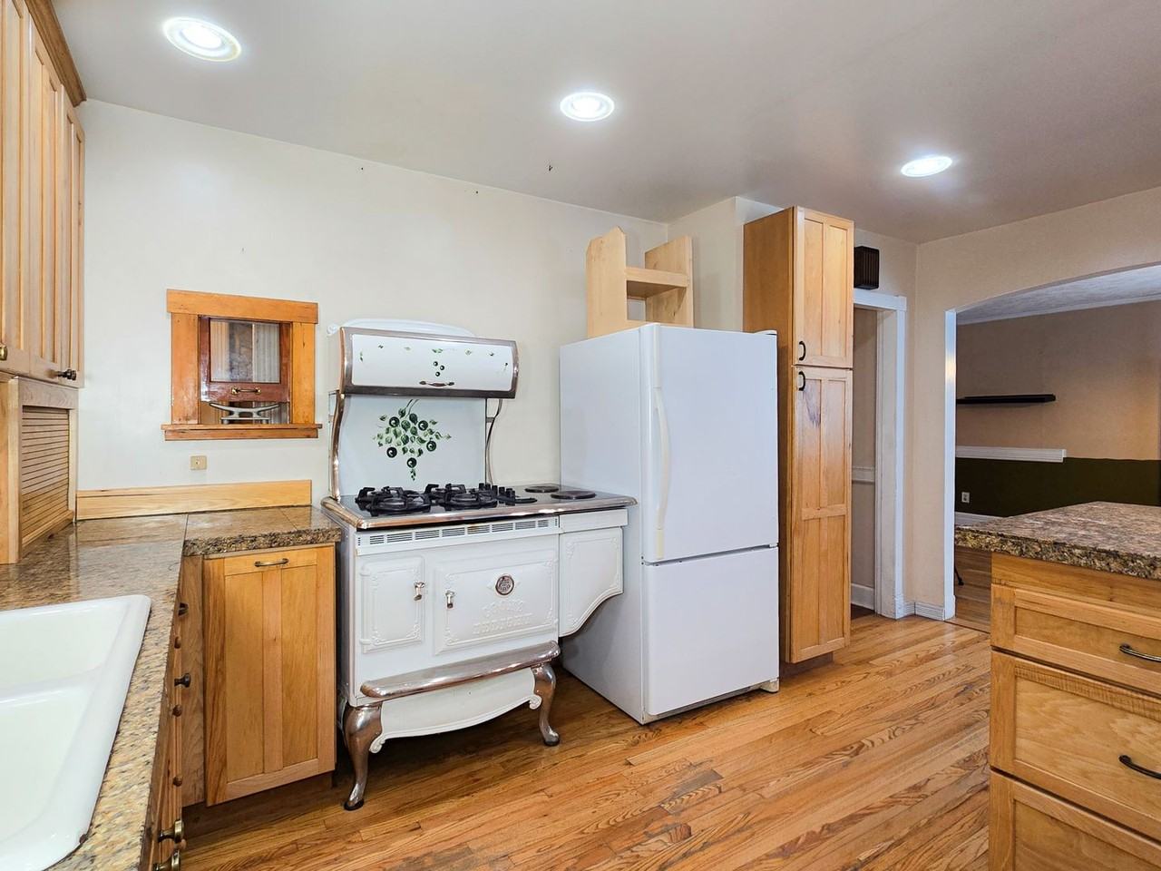 851 6th Ave - Photo 4 of 32