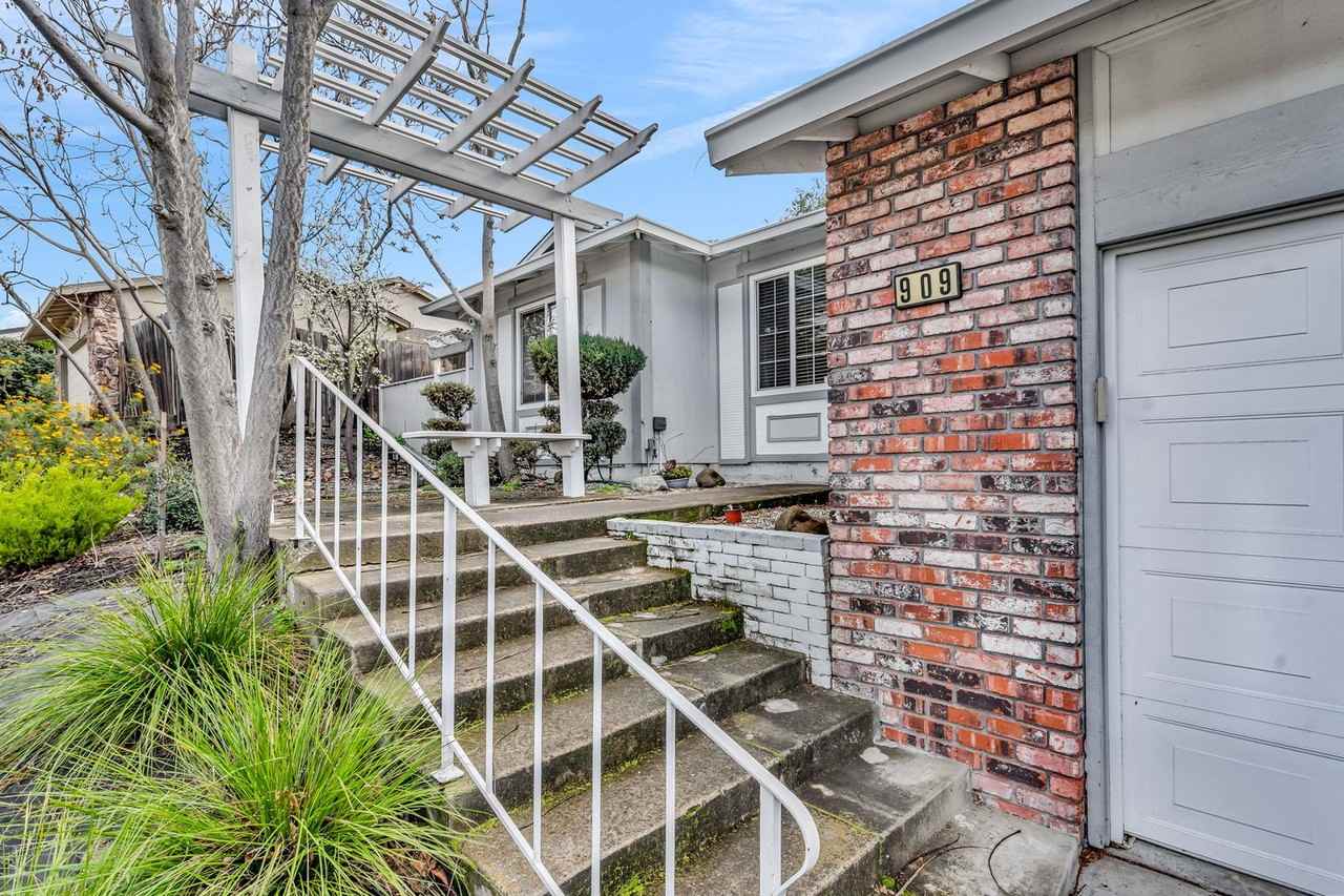 909 Halite Way - Photo 5 of 50