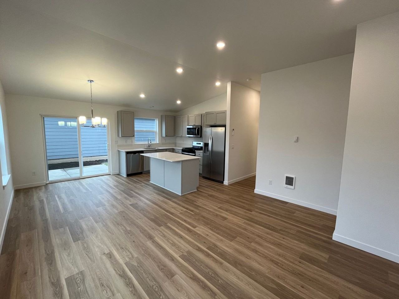 734 Ne 16th St - Photo 3 of 18