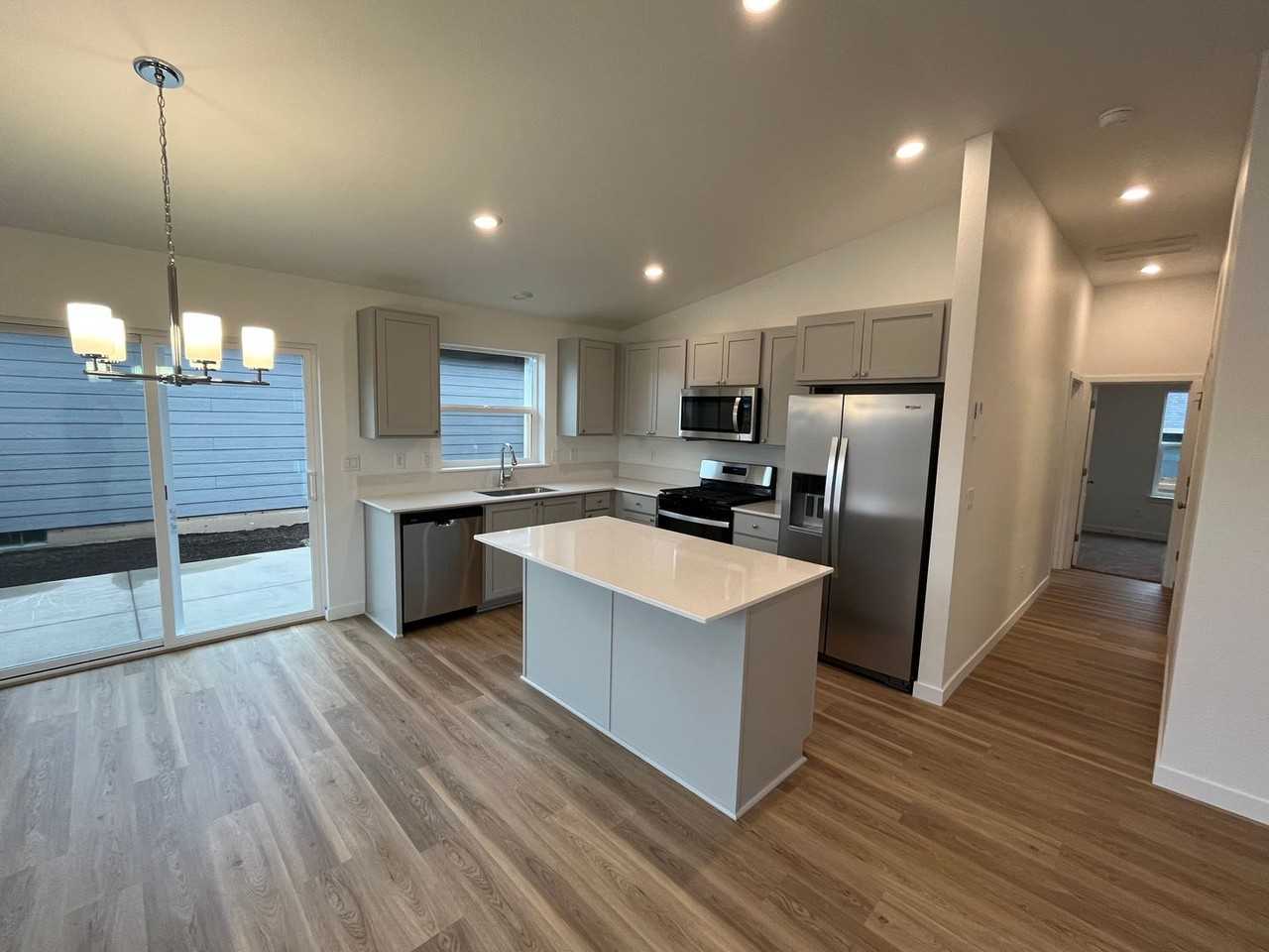 734 Ne 16th St - Photo 4 of 18