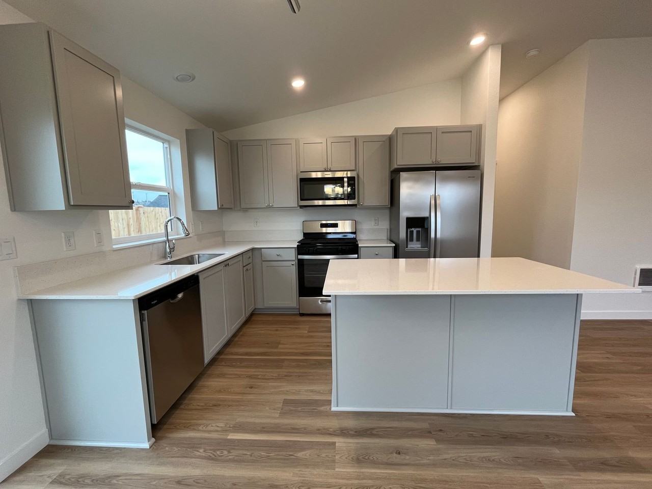 734 Ne 16th St - Photo 5 of 18