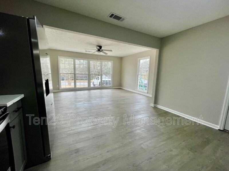 4839 Allen St - Photo 3 of 21