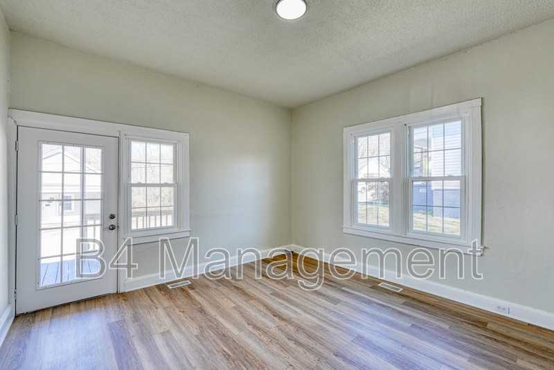 555 W Peachtree St - Photo 4 of 27