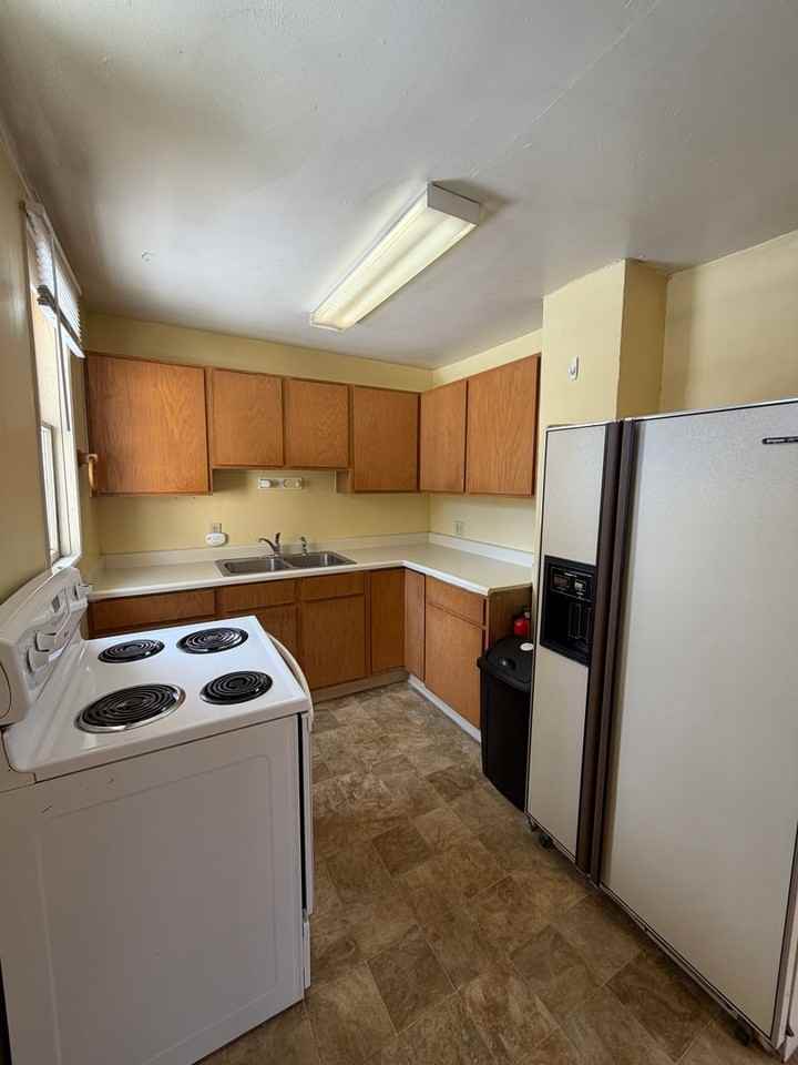 1925 Siskiyou St - Photo 4 of 14