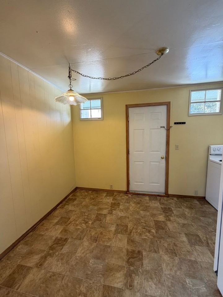 1925 Siskiyou St - Photo 6 of 14