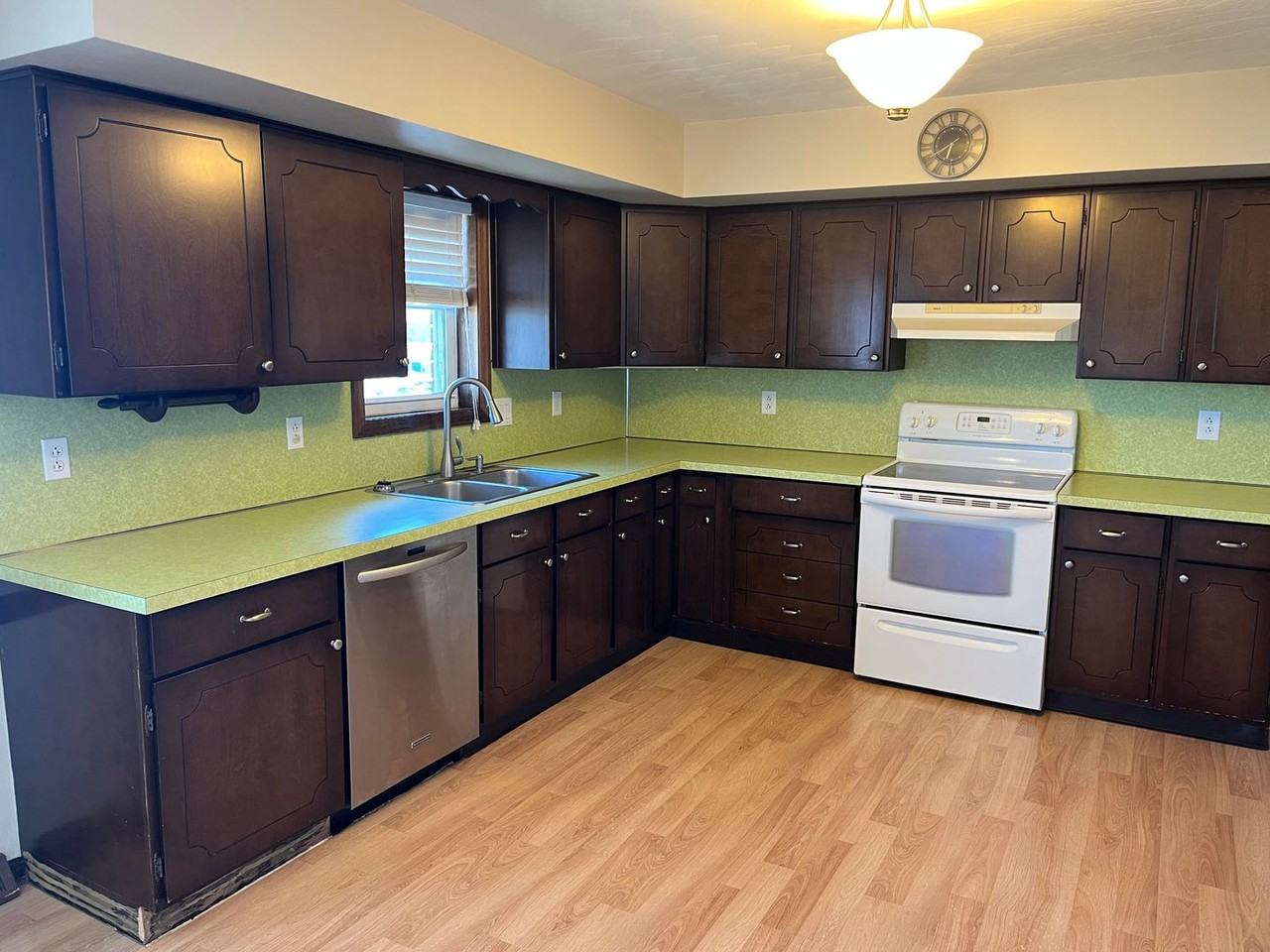 1162 Bucktail Ln - Photo 7 of 50