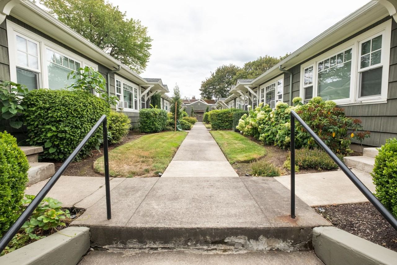 HOLLADAY COURT APARTMENTS (CZOP08) - Photo 4 of 22