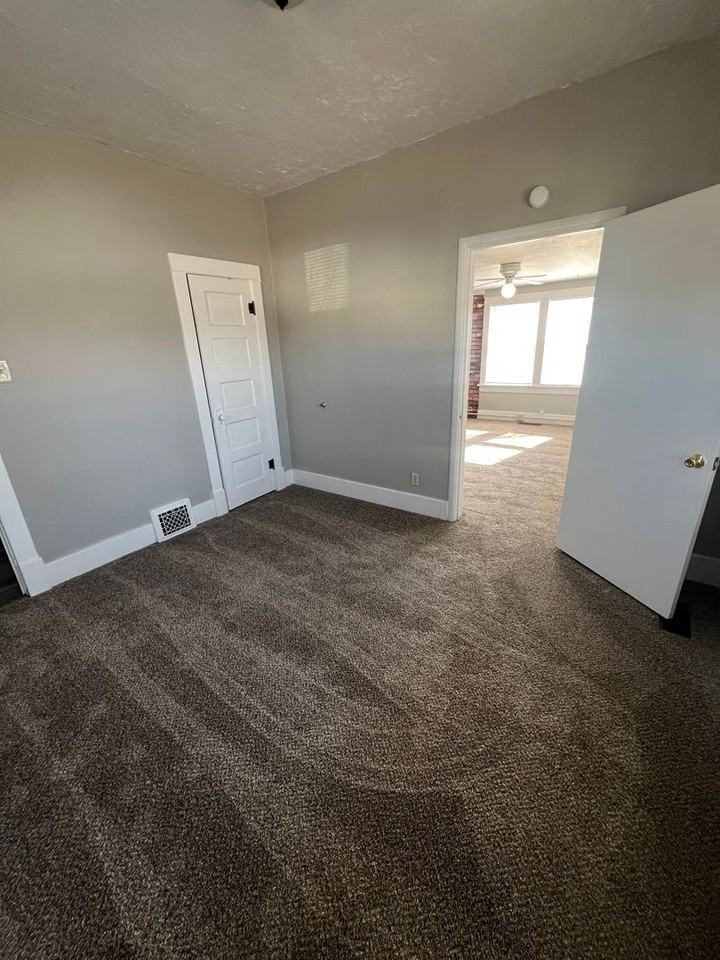 354 N 7th Ave - Photo 4 of 9