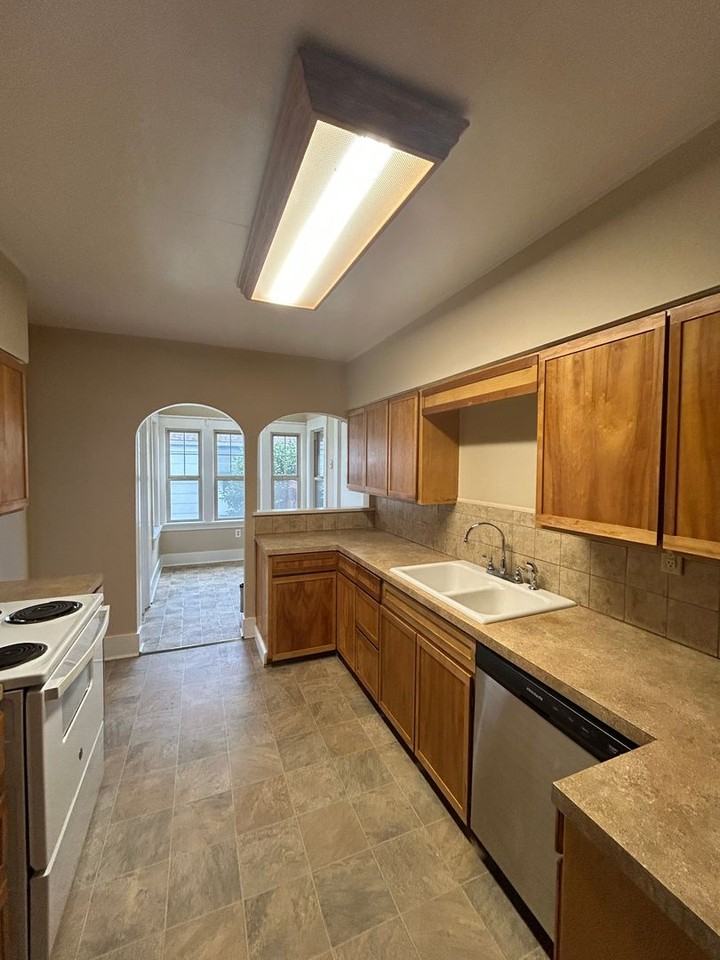 1827 Nichols Blvd - Photo 7 of 34