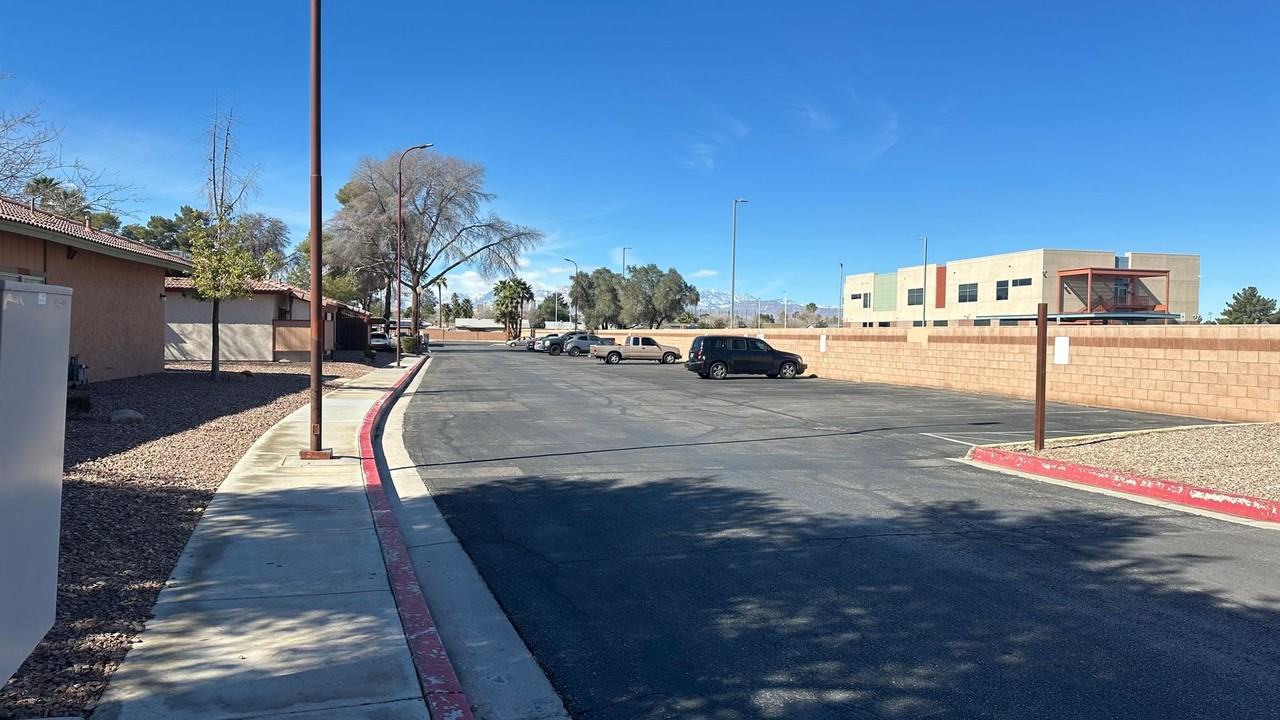 425 N Lamb Blvd - Photo 2 of 23