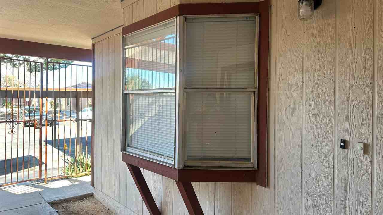 425 N Lamb Blvd - Photo 4 of 23