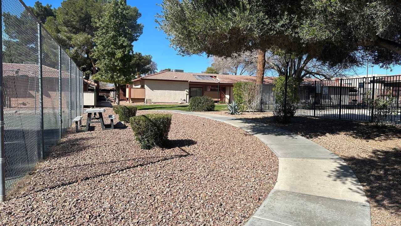 425 N Lamb Blvd - Photo 5 of 23