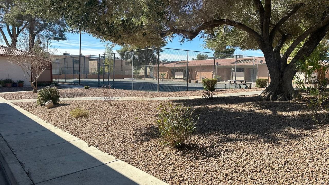 425 N Lamb Blvd - Photo 6 of 23