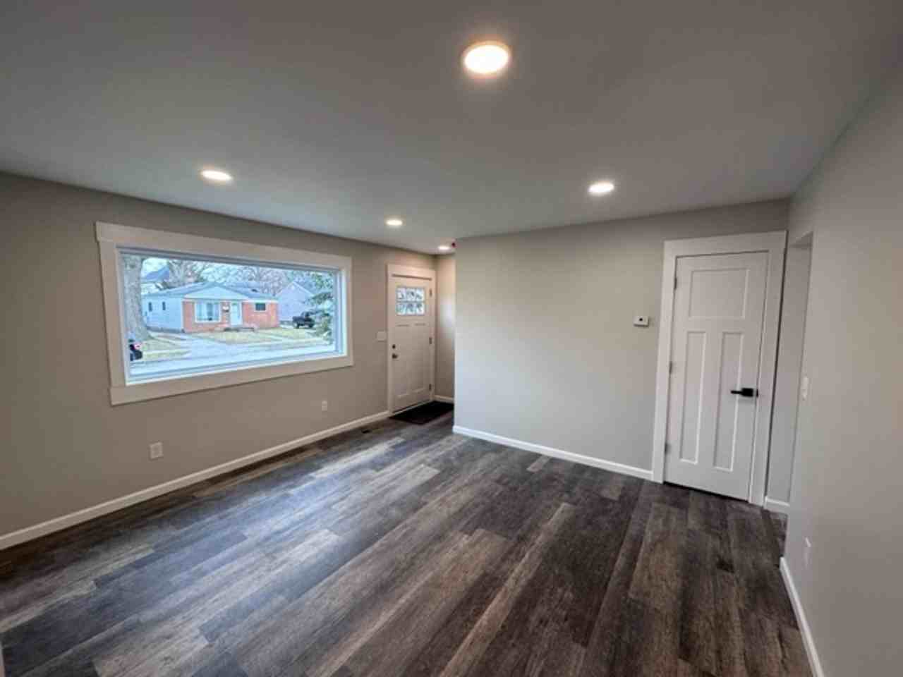 873 E Barrett Ave - Photo 3 of 25