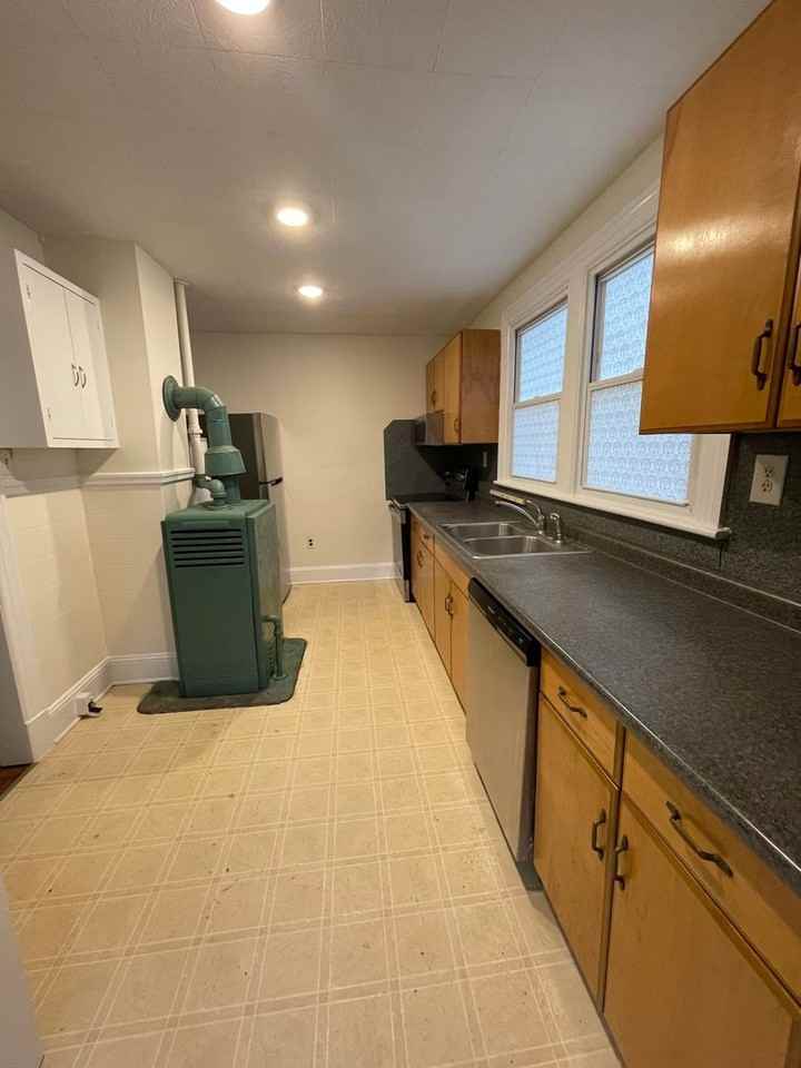 211 Jefferson Ave - Photo 6 of 17