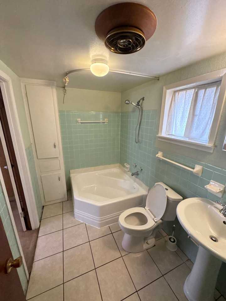 2425 Ashland Ave - Photo 7 of 11