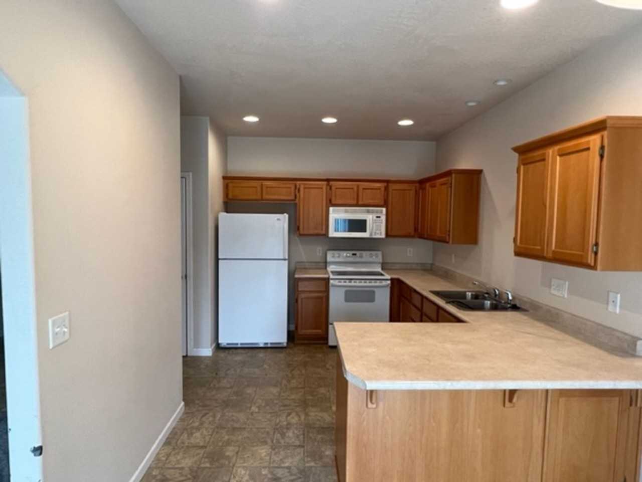 1211 Yorktown Ln - Photo 3 of 21