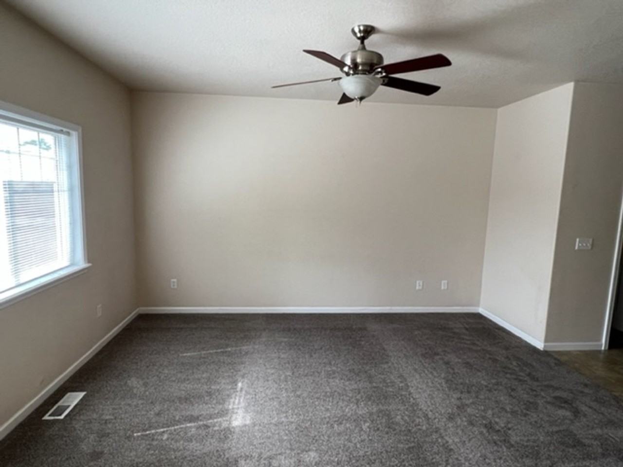 1211 Yorktown Ln - Photo 4 of 21