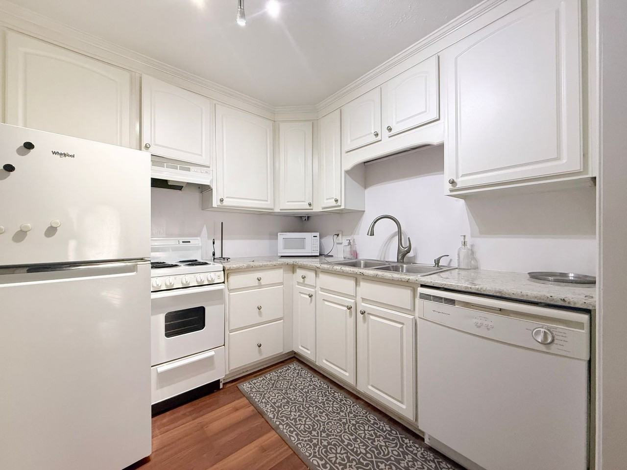 1045 E 10th St #206 - Photo 4 of 16