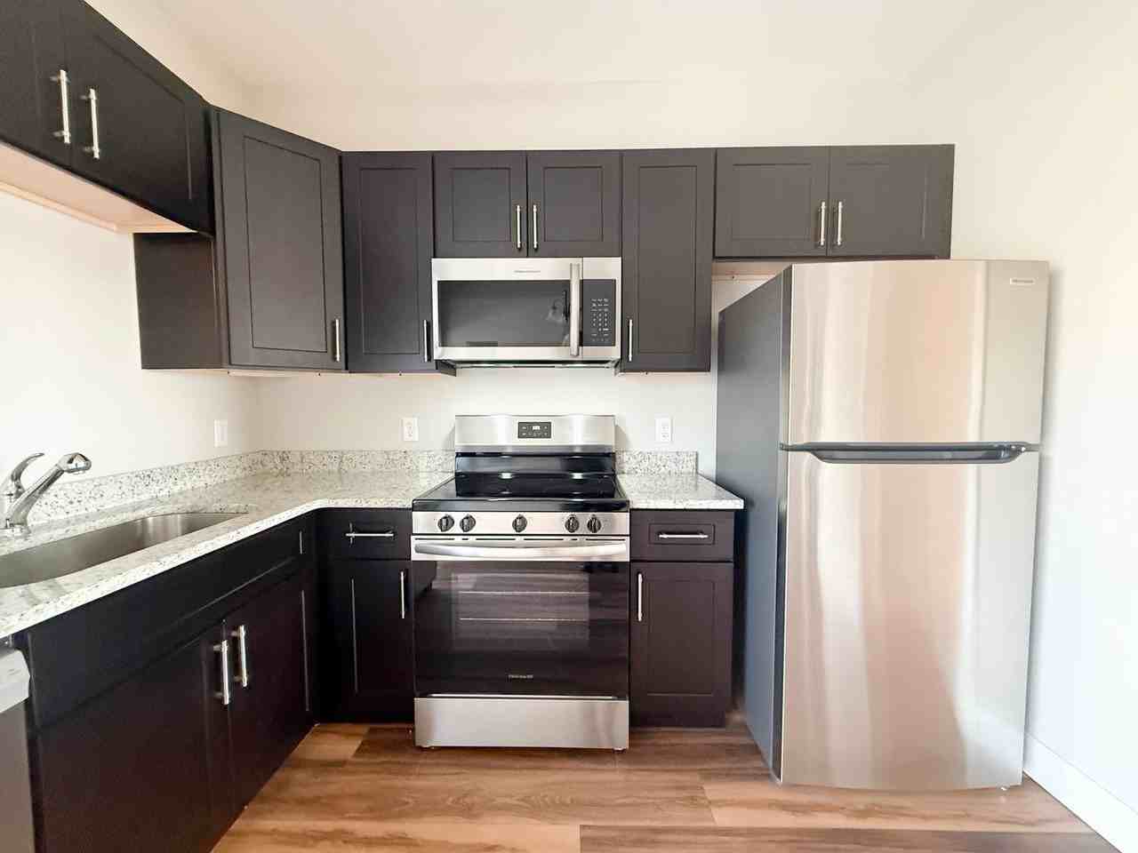 5202 Oak Point Ct - Photo 5 of 23