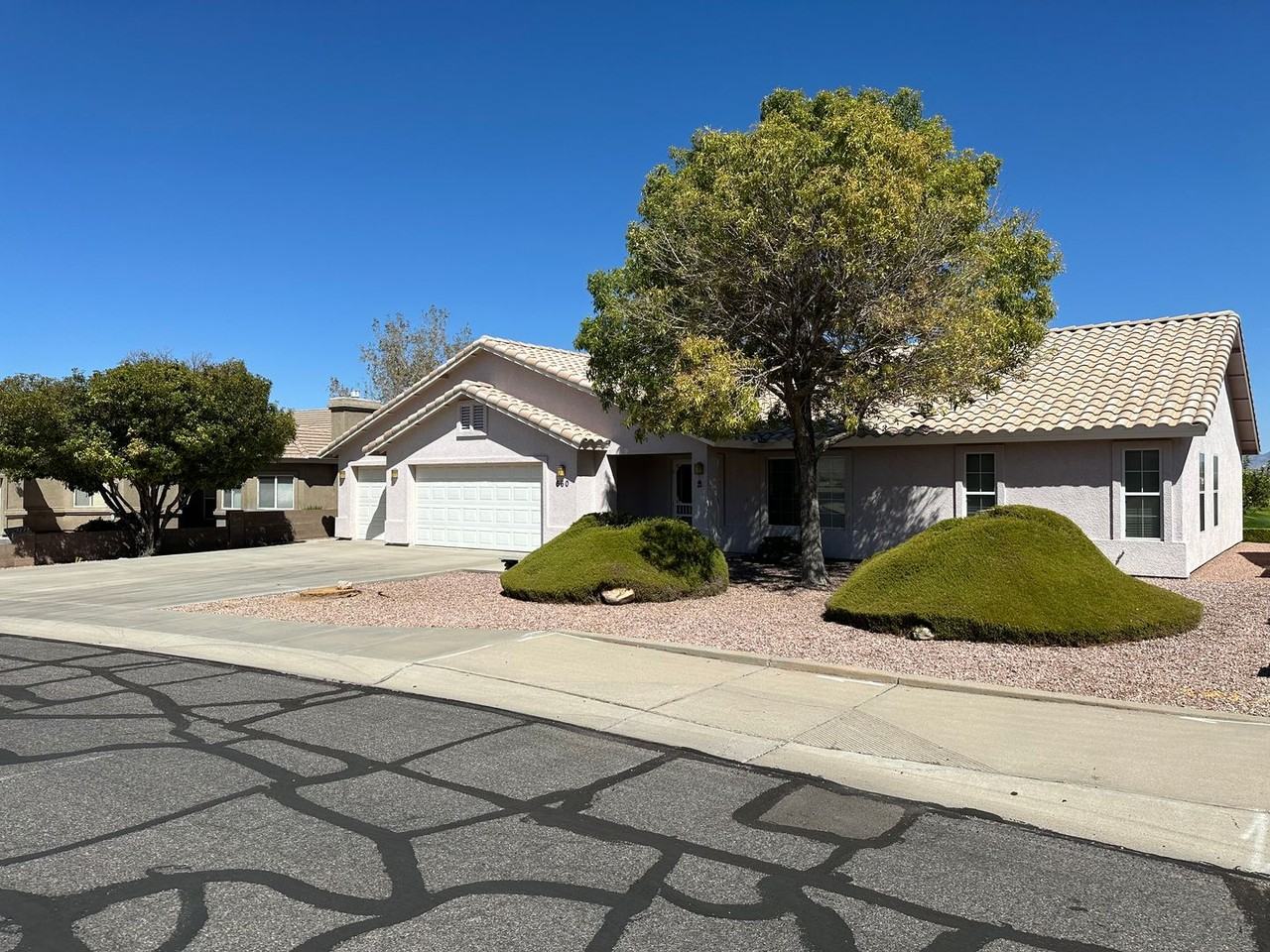 660 Country Club Dr - Photo 3 of 50