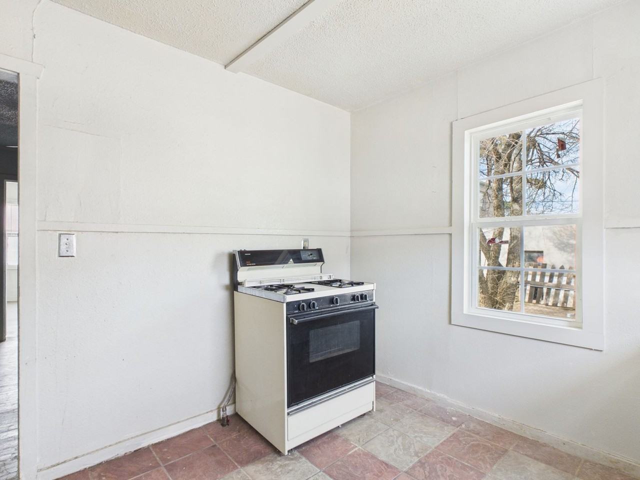 2216 S Polk St - Photo 5 of 10