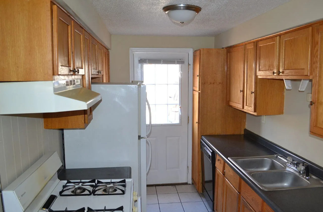 1827 Parkdale Dr - Photo 2 of 5