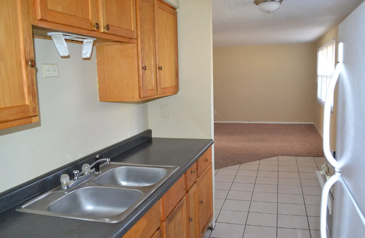 1827 Parkdale Dr - Photo 3 of 5