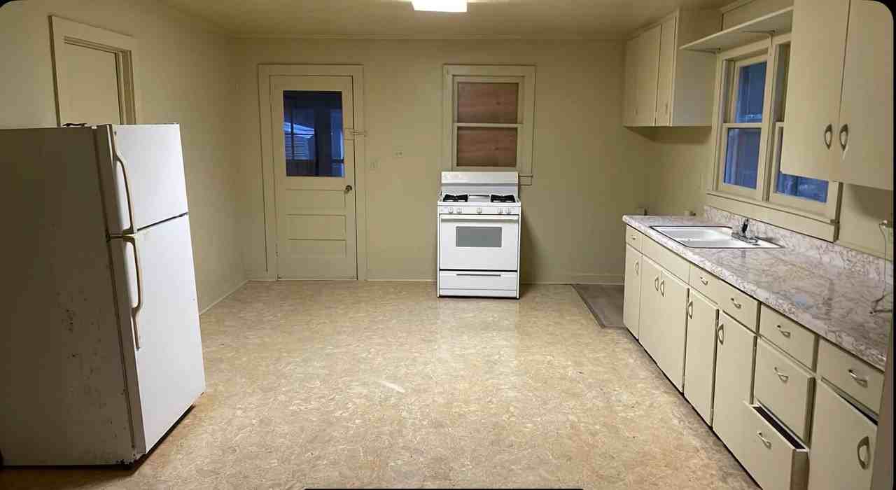 106 E Gum St - Photo 2 of 7