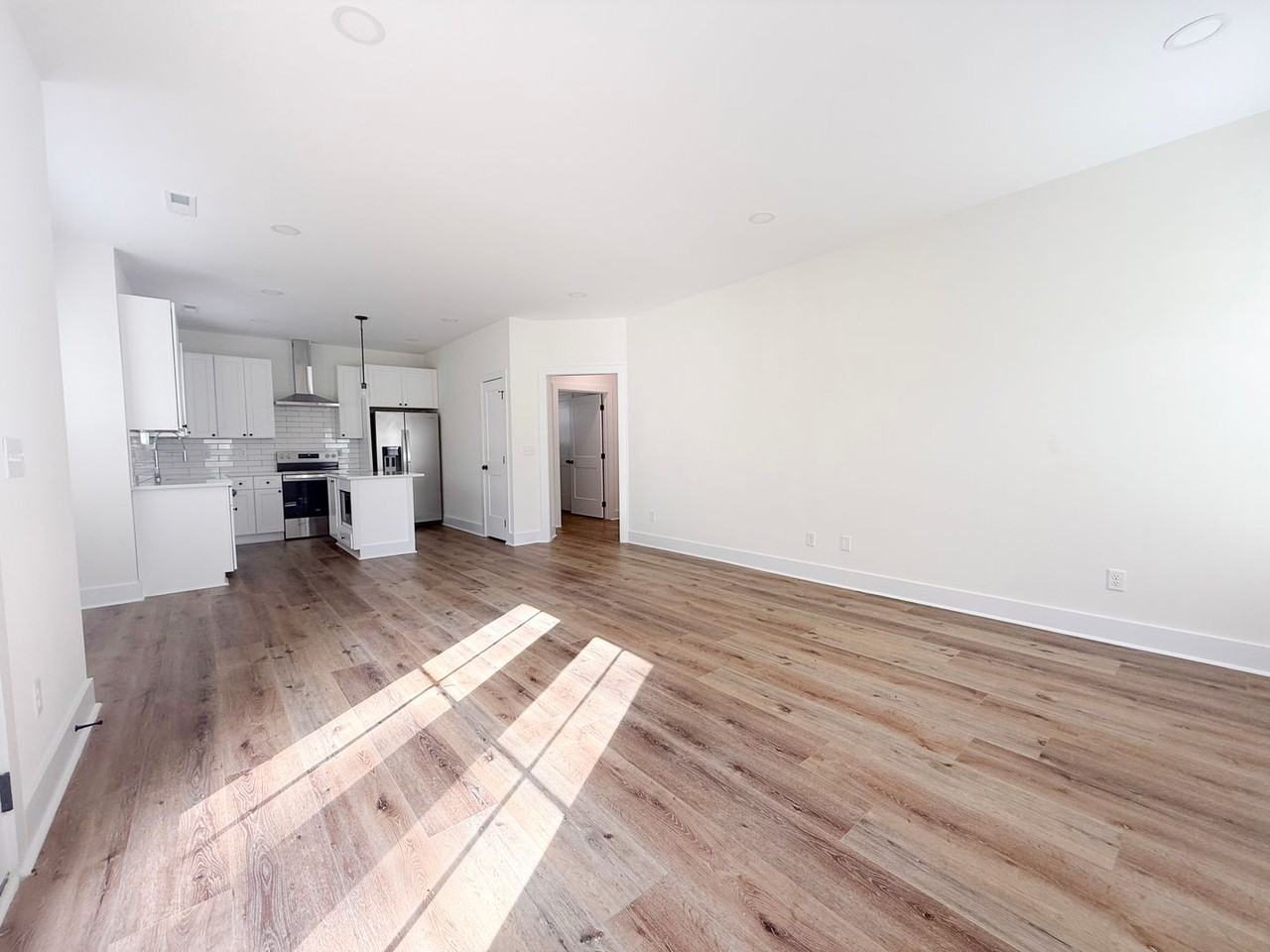 1412 Westbrook Cir - Photo 4 of 39