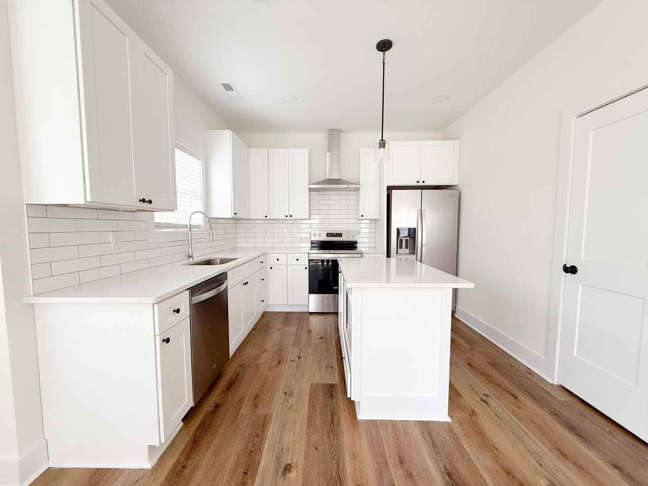 1412 Westbrook Cir - Photo 5 of 39