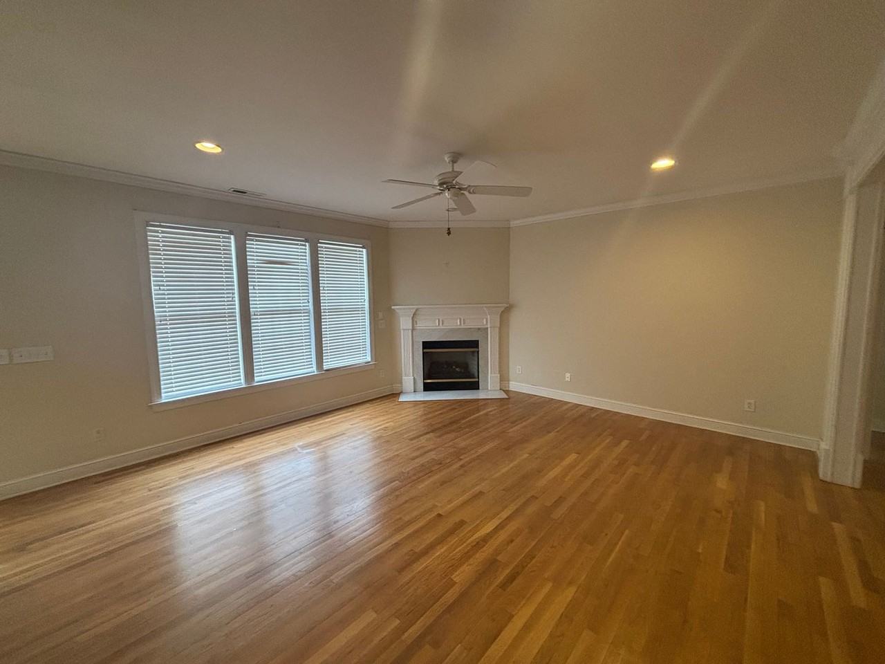 6125 Chilcot Ln - Photo 7 of 33