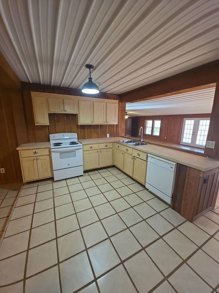 233 Macarthur Ln - Photo 4 of 17