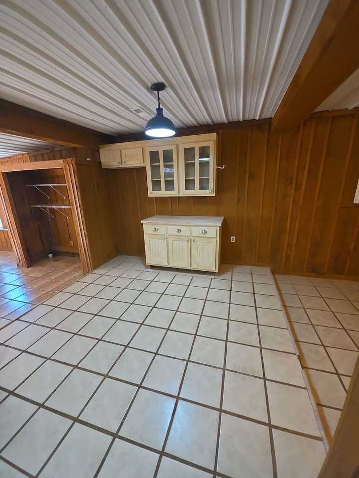 233 Macarthur Ln - Photo 5 of 17