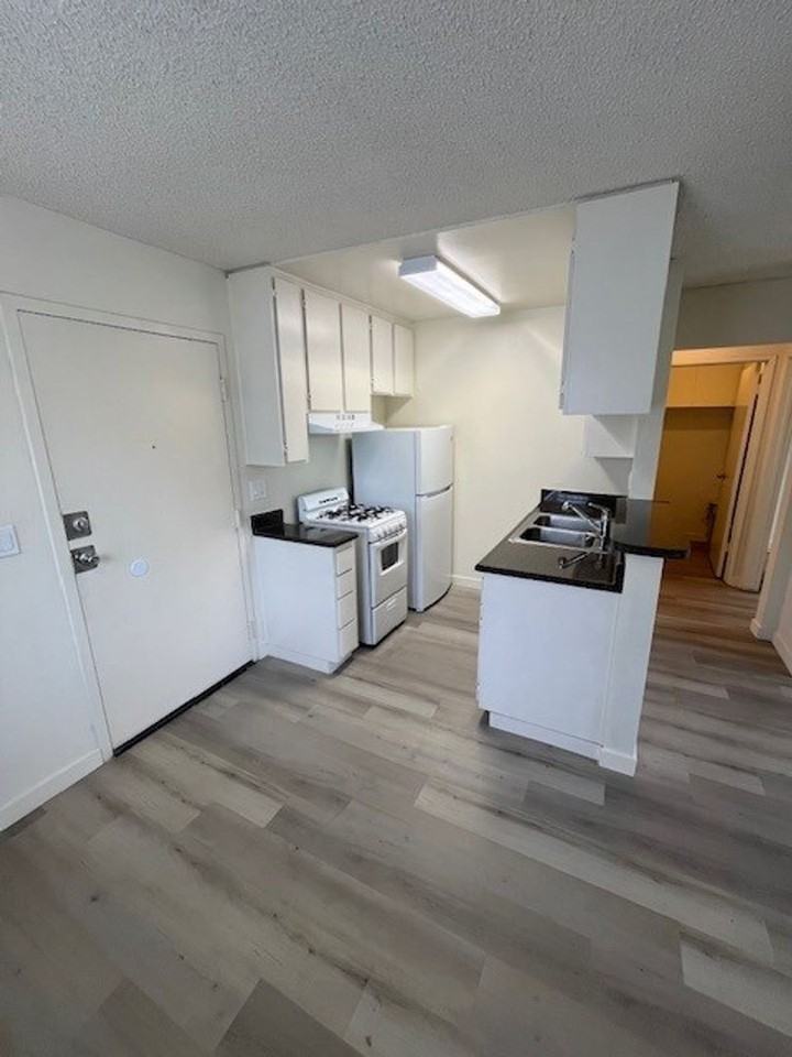 339 Vernon Ave - Photo 5 of 23