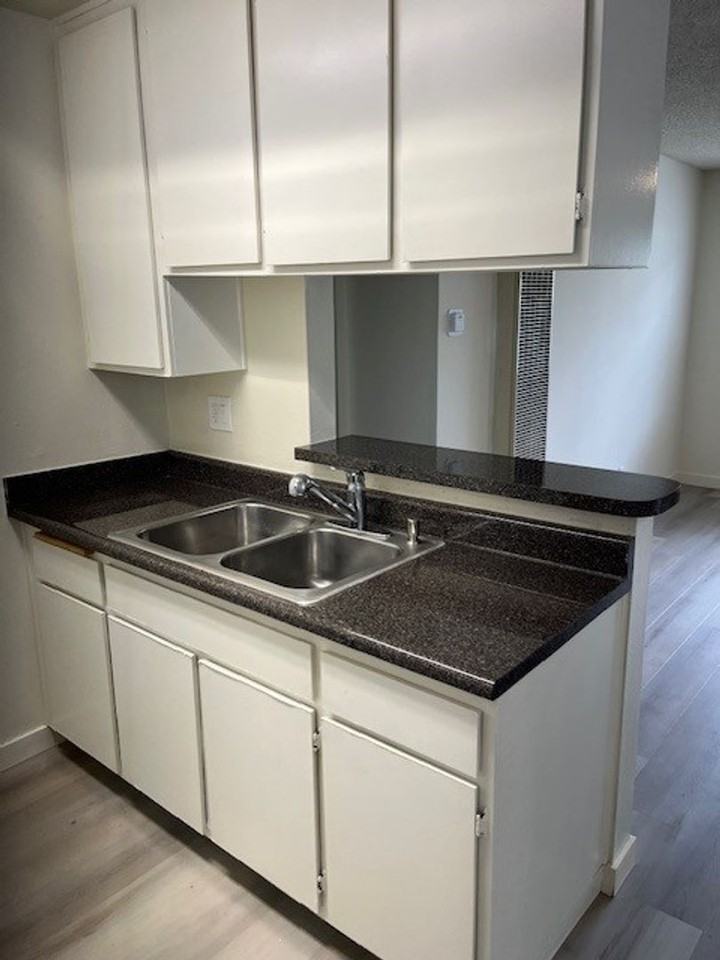 339 Vernon Ave - Photo 7 of 23