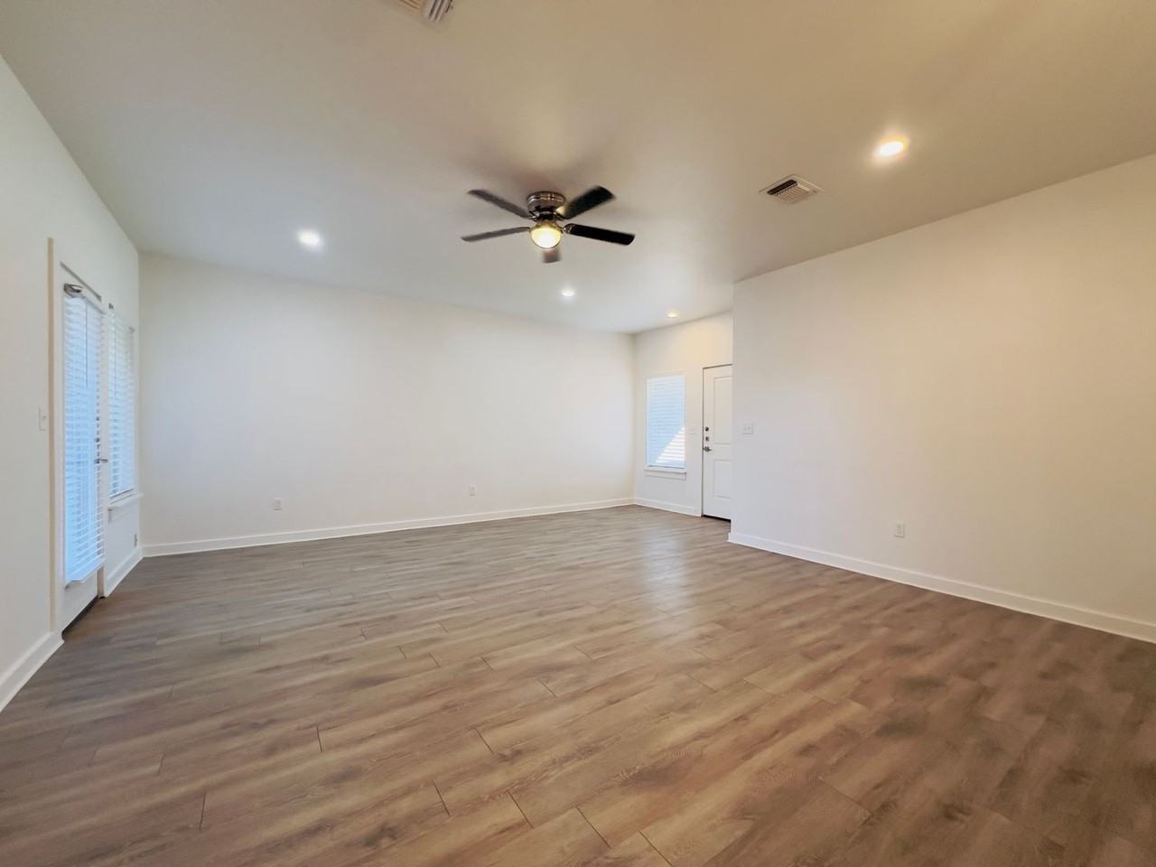 5612 Lehigh St - Photo 4 of 22