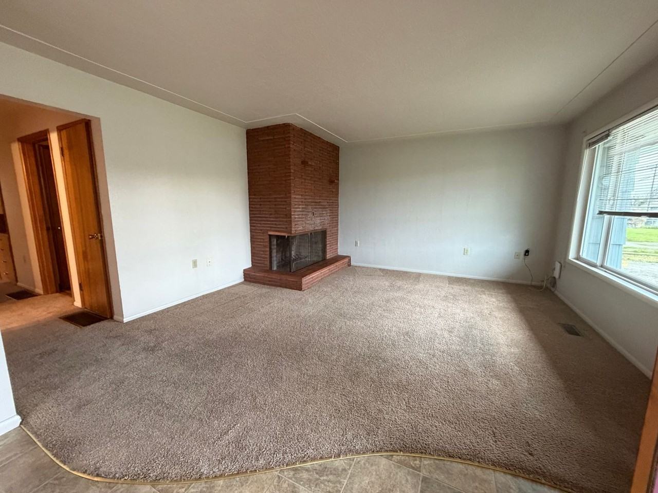 696 Se Miller Ave - Photo 2 of 8