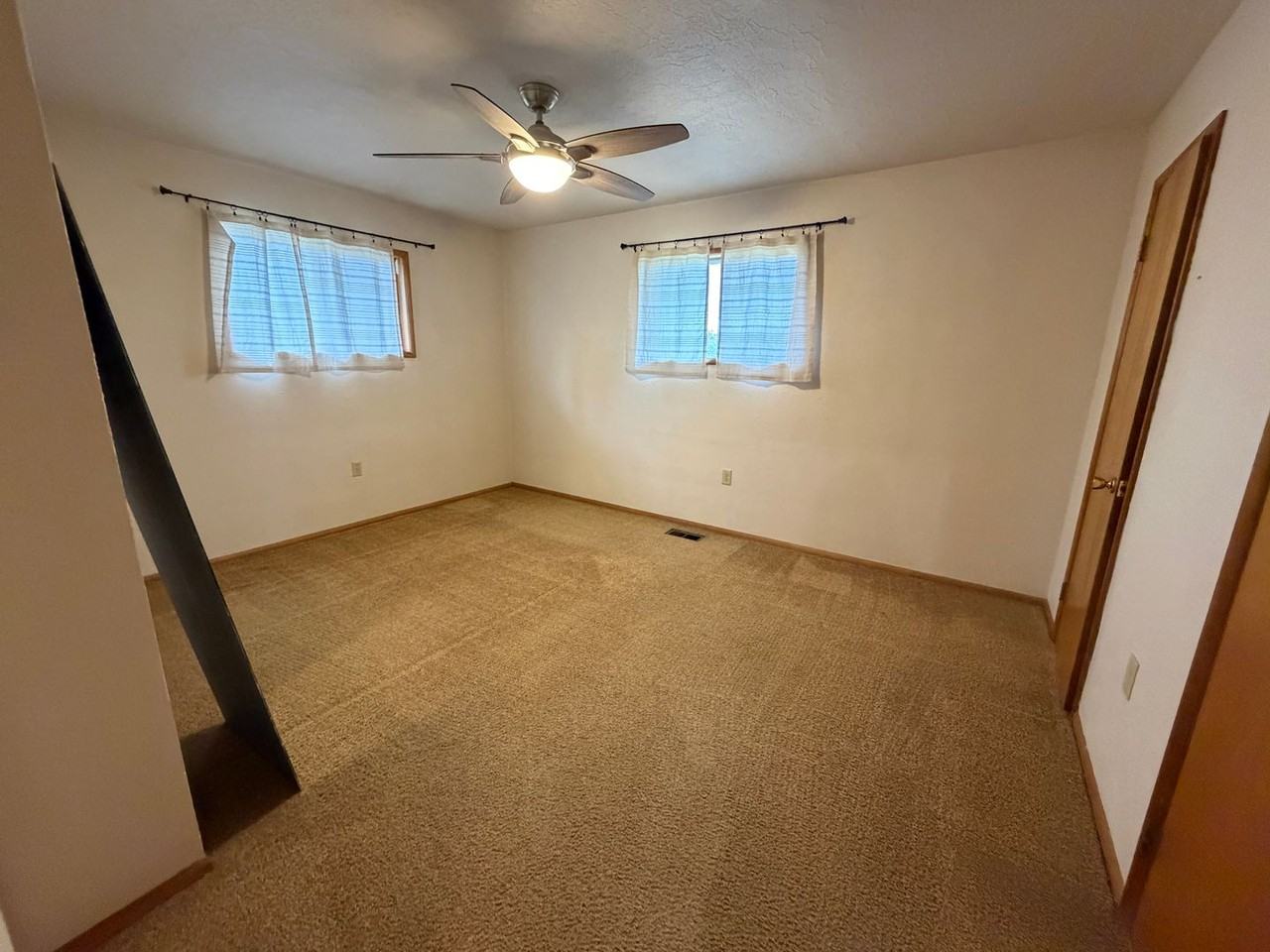 696 Se Miller Ave - Photo 4 of 8