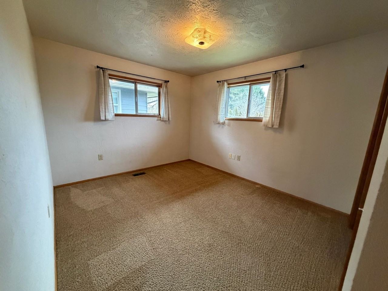 696 Se Miller Ave - Photo 6 of 8