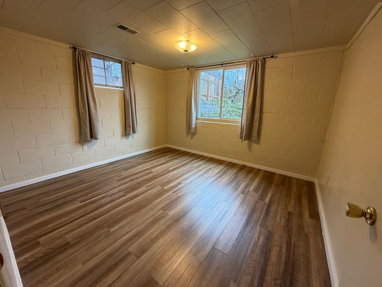 696 Se Miller Ave - Photo 7 of 8